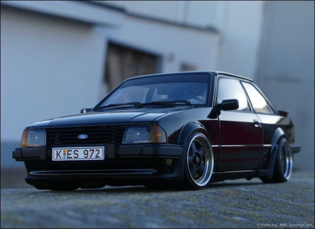 1:18 Ford Escort XR3i Black Edition Diecast